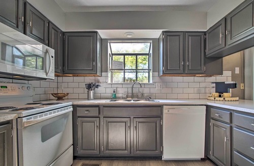 Overland Park House | Modern Townhome w/Fireplace: Near Stoll Park