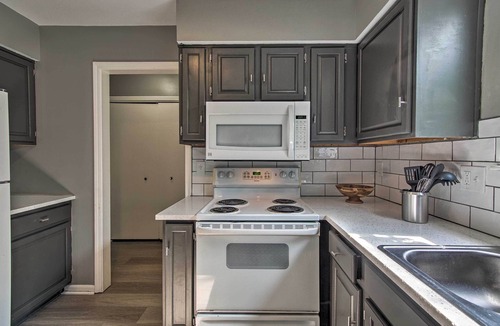 Overland Park House | Modern Townhome w/Fireplace: Near Stoll Park