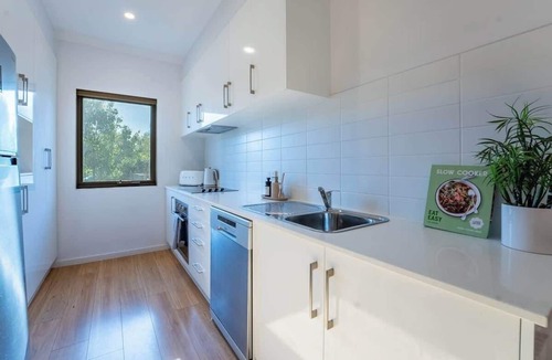 Christies Beach House | Modern Townhouse, Close to beach