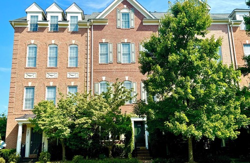 Gaithersburg House | Modern Townhouse Chic & Spacious