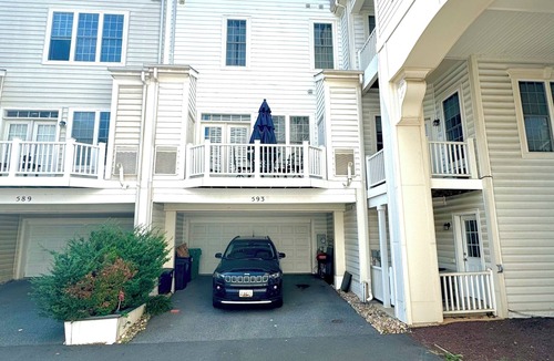 Gaithersburg House | Modern Townhouse Chic & Spacious