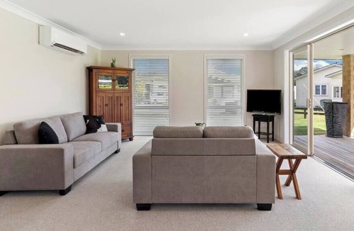 Te Aroha House | Modern Townhouse metres from Cycleway