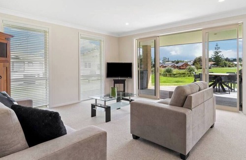Te Aroha House | Modern Townhouse metres from Cycleway
