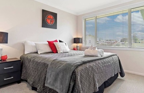 Te Aroha House | Modern Townhouse metres from Cycleway