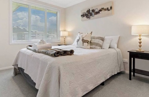 Te Aroha House | Modern Townhouse metres from Cycleway