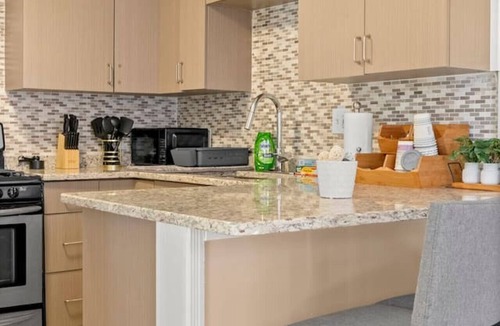 Dearborn Villa | Modern Townhouse Near Everything Shopping Center