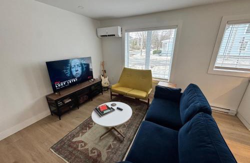 Fredericton House | Modern Townhouse Room