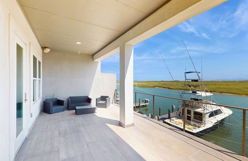 Corpus Christi House | Modern Townhouse with Gulf & Lake Padre Views, WiFi, Central AC, & Washer/Dryer