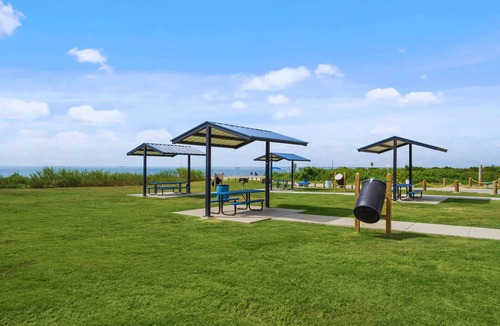 El Lago House | Modern & Tranquil Beach Retreat: Location & Games