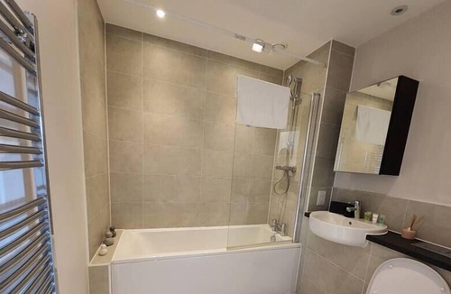 Springfield Condo | Modern Tranquility: Chic 2BR Flat, Mins from Park