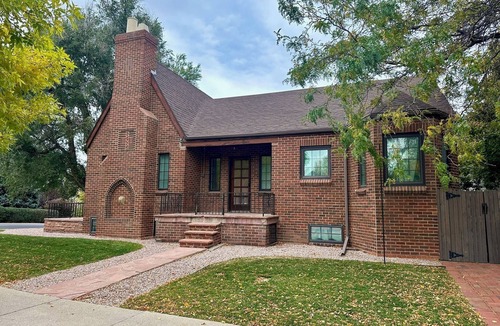 Casper House | Modern Tree-Street Retreat/Walkable Location