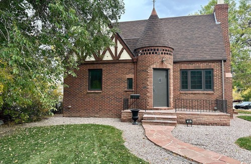 Casper House | Modern Tree-Street Retreat/Walkable Location