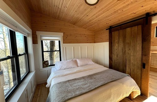 Ottawa Cabin | Modern Treehouse Retreat with River Access near Starved Rock State Park in Utica, Illinois