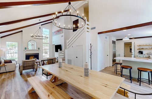 Brookeland House | Modern Treehouse Vibes Close to Club and Lake
