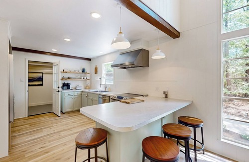 Brookeland House | Modern Treehouse Vibes Close to Club and Lake