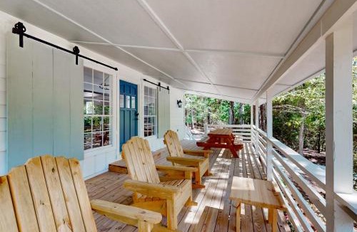 Brookeland House | Modern Treehouse Vibes Close to Club and Lake
