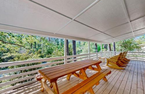 Brookeland House | Modern Treehouse Vibes Close to Club and Lake