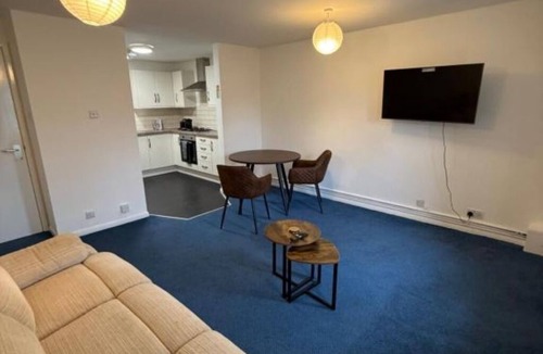 Leeds Apartment | Modern Triple Room Private Bath Ideal for Groups