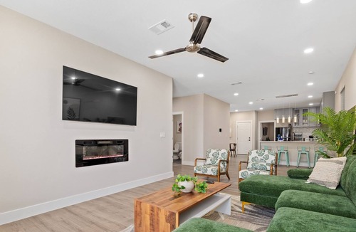 West Dallas House | Modern Tropical 4BR 6BED Home in Dallas!