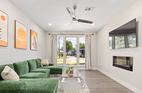 West Dallas House | Modern Tropical 4BR 6BED Home in Dallas!