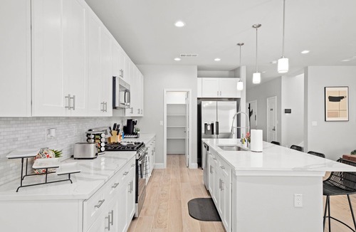 Cedar Crest House | Modern Tropical 5 BR/8 BEDS Home in Heart of Dallas