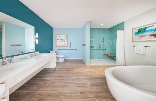 I-435 West KC-KS Hotel | Modern Tropical Room with Balcony – 2.7 Miles from Wyandotte County Lake