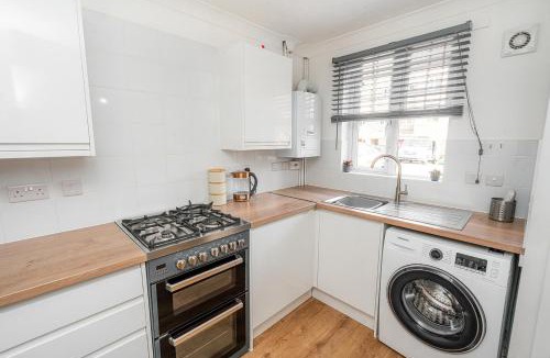 Sherborne St. John House | Modern Two Bedroom Home with Parking