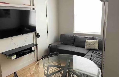 Crown Heights Apartment | Modern Two Bedroom Apt. (Elevator, Laundry & gym)