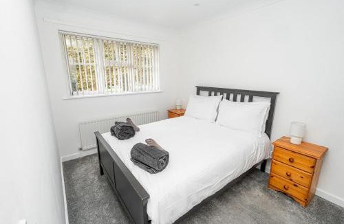Sherborne St. John House | Modern Two Bedroom Home with Parking