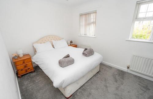 Sherborne St. John House | Modern Two Bedroom Home with Parking