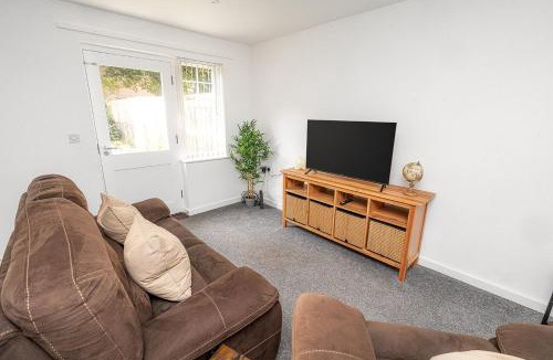 Sherborne St. John House | Modern Two Bedroom Home with Parking