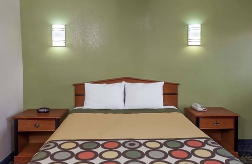 Austin Ave. Hotel | Modern Unit in Knights Inn Franklin Ave Waco, Parking,