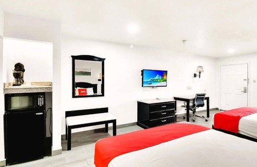 Oakville Hotel | Modern Unit Near Agave Jalisco – Pet Friendly, On‑site Parking & Pool