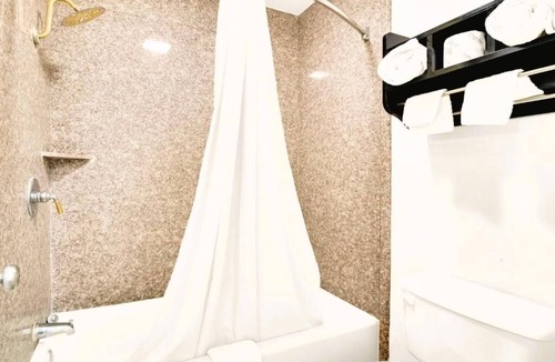 Oakville Hotel | Modern Unit Near Agave Jalisco – Pet Friendly, On‑site Parking & Pool