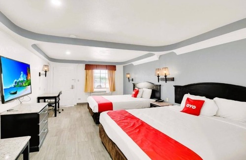 Oakville Hotel | Modern Unit Near SUBWAY – Pet Friendly, Outdoor Pool & Free On‑site Parking