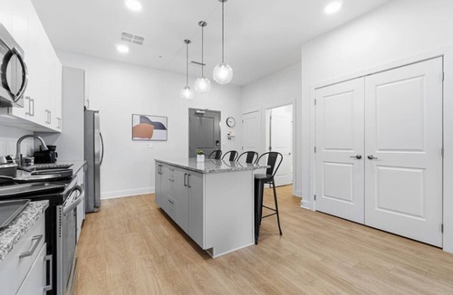 Little Italy Apartment | Modern Univ Circle Suite | UH/CWRU | Gated Parking