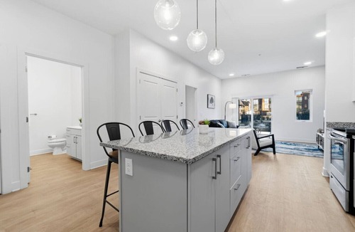 Little Italy Apartment | Modern Univ Circle Suite | UH/CWRU | Gated Parking