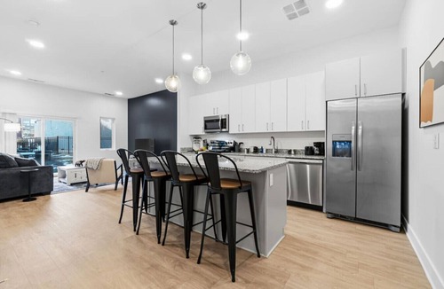 Little Italy Apartment | Modern Univ Circle Suite | UH/CWRU | Gated Parking