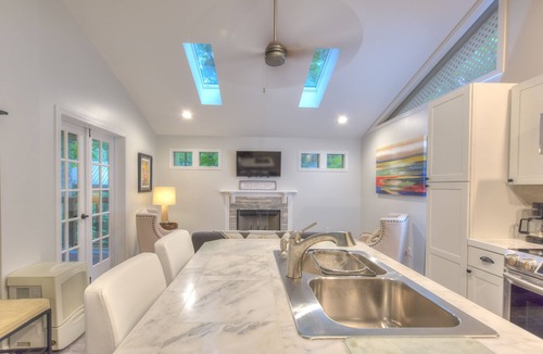 Highlands House | Modern updated apartment/screen porch & fire pit /close to Downtown/Pets ok
