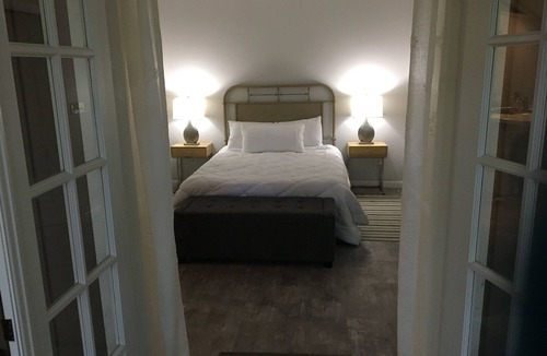 Highlands House | Modern updated apartment/screen porch & fire pit /close to Downtown/Pets ok