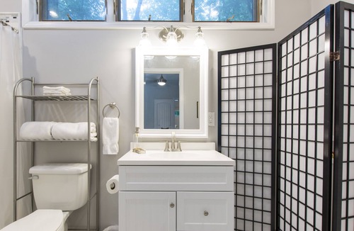Highlands House | Modern updated apartment/screen porch & fire pit /close to Downtown/Pets ok