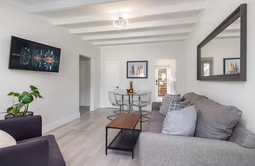 Colee Hammock Apartment | Modern & Updated Suite. Walk to Las Olas!