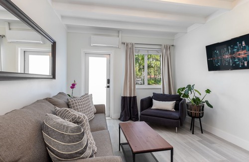 Colee Hammock Apartment | Modern & Updated Suite. Walk to Las Olas!