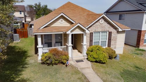 West San Antonio House | Modern Updates - Great Location - King Bed- BMT