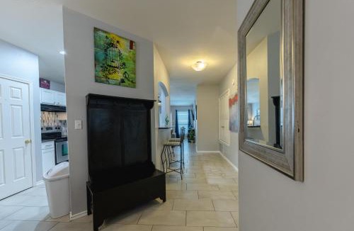West San Antonio House | Modern Updates - Great Location - King Bed- BMT