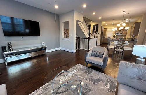 Memorial House | Modern Upscale 3-bedroom house in Houston energy corridor