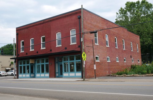 Knoxville Apartment | Modern urban flat sleeps 4. Quiet and walkable close to restaurants and bars.