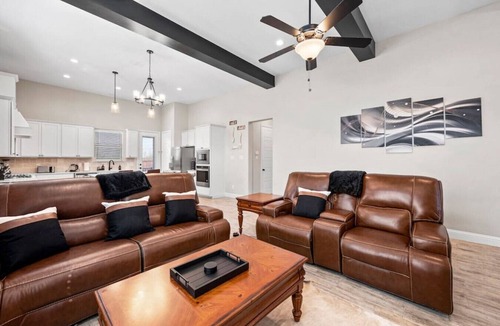 South Arlington House | Modern Urban Retreat - Just outside the Main City