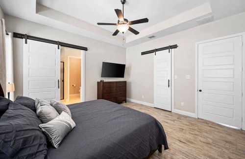 South Arlington House | Modern Urban Retreat - Just outside the Main City