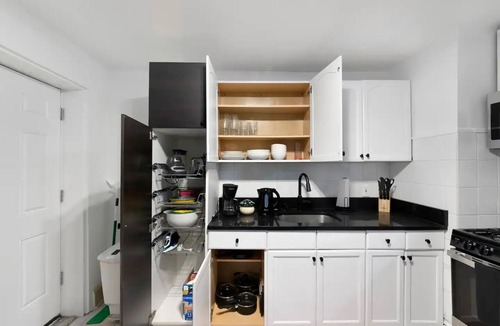 McGinley Square Apartment | Modern Urban Stay NYC PATH Access THE SQUARE